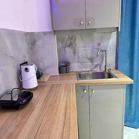 Central Studios Apartments Апартаменты *